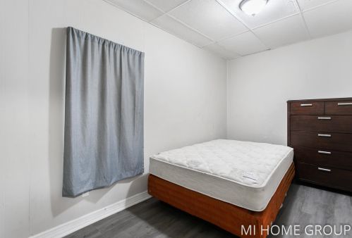 820 1 St, Grand Rapids MI 49504-5575 exterior