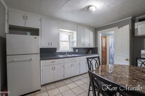 1556 Queen Ave, Grand Rapids MI 49505-4959 exterior