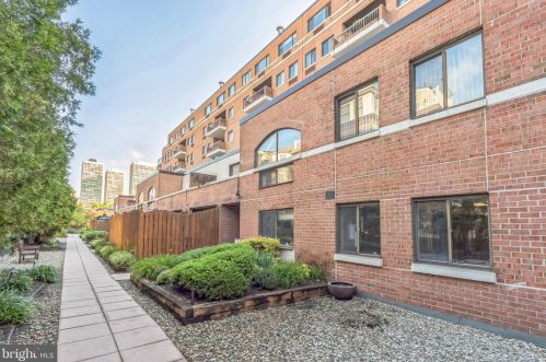 200 Lombard St, Philadelphia PA  19147-1605 exterior