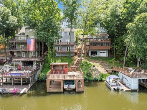 8474 Lake Dr, Lithonia GA  30039-6562 exterior