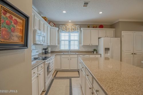 27 Crescent Creek Dr, Bluffton SC 29909-6211 exterior