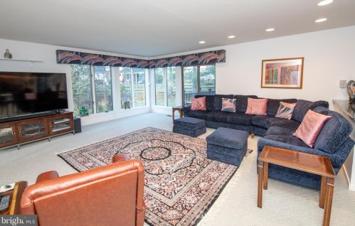 699 Longview Dr, Huntingdon Valley PA 19006-2219 exterior