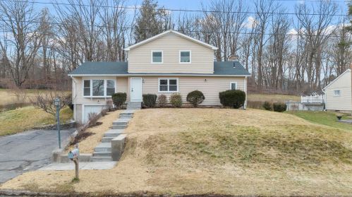 28 Mohawk Dr, Wallingford, CT 06492-2806