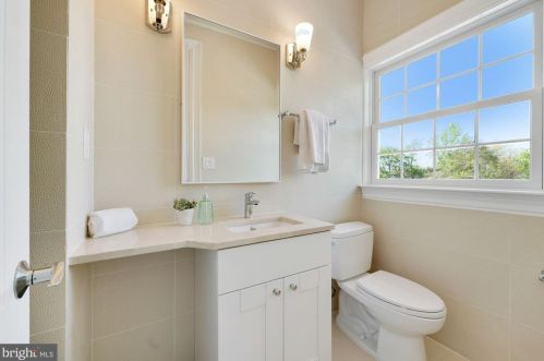 9318 Cranford Dr, Rockville MD 20854-2231 exterior