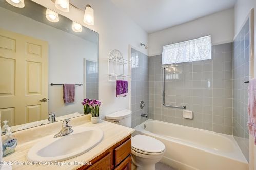 28 Greenwich Ave, Lakehurst NJ 08759-6660 exterior