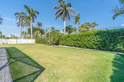 2870 Leeward Ln, Naples FL 34103-4038 exterior