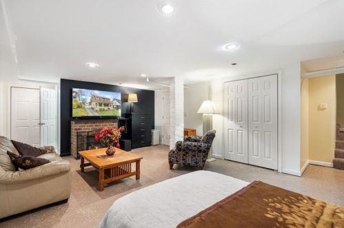 556 Perry Hwy, Pittsburgh PA 15229-2723 exterior