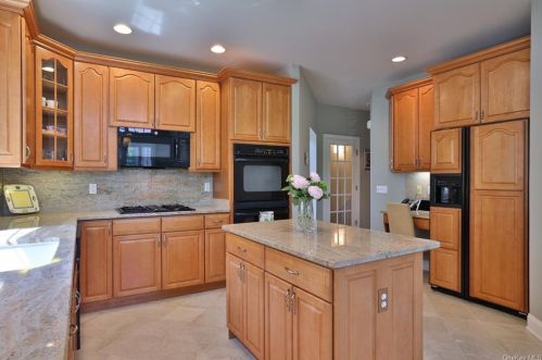 17 Caruso Pl, Armonk NY 10504-1366 exterior