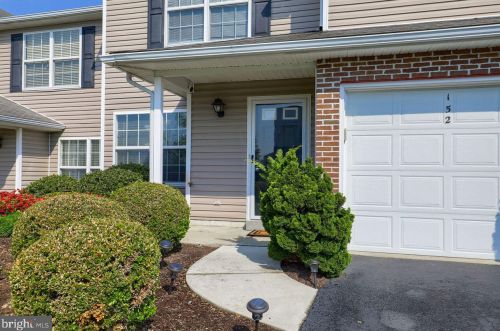 152 Merlin Dr, Hummelstown PA  17036-8841 exterior