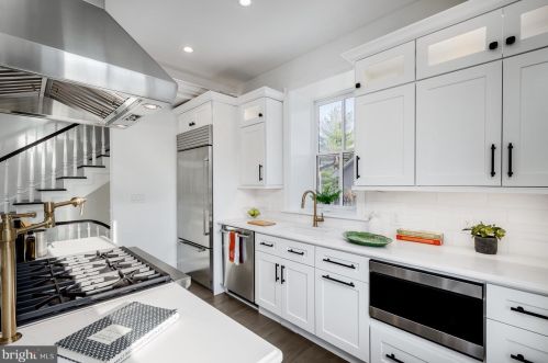 4 Chestnut Hill Ave, Philadelphia PA 19118-2715 exterior