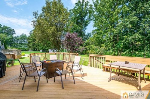 16 Sonia Ct, Edison NJ 08820-4443 exterior