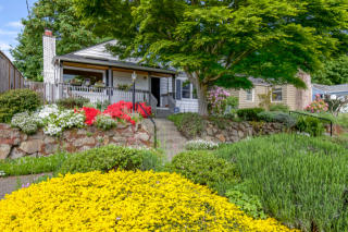 3027 35 Ave, Seattle WA  98199-2619 exterior