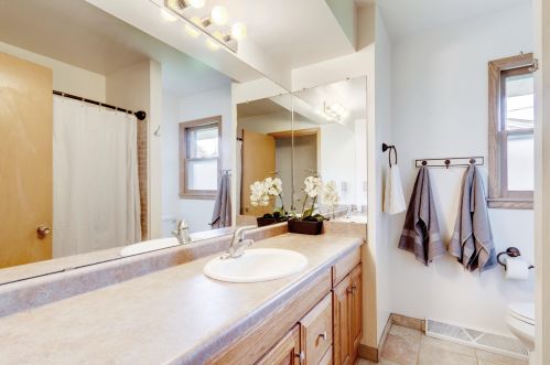 4708 Parkside Dr, Milwaukee WI 53225-4438 exterior