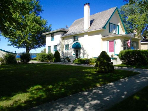 1294 Lakeshore Dr, Meskegon MI  49441-1633 exterior