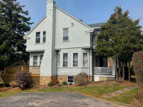 121 Coggeshall Ave, Middletown, RI 02840-4289