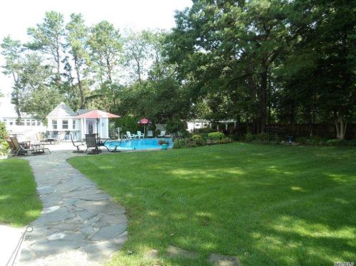 32 Pheasant Run Ln, Huntington Station NY 11746-8142 exterior
