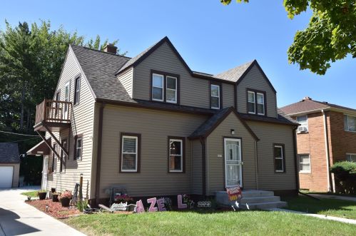 4857 19th St, Milwaukee, WI 53209-5758