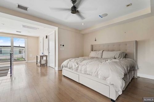 24 Casta Ln, Edgewater NJ 07020-1504 exterior