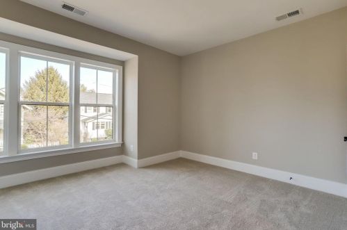 2733 1 St, Arlington VA 22203-2639 exterior