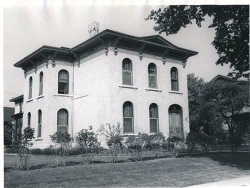 813 3rd St, Milwaukee, WI 53204-1828