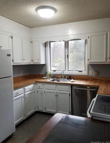 35 Tra Mart Dr, Uncasville, CT 06382-1115