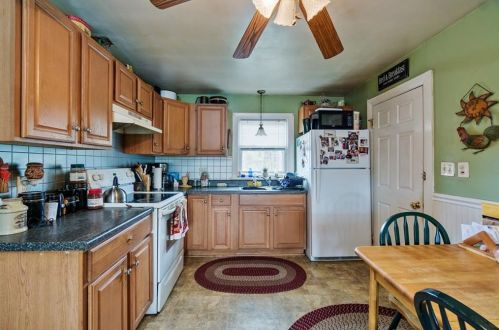 686 Cumberland Hill Rd, Woonsocket RI 02895-4820 exterior