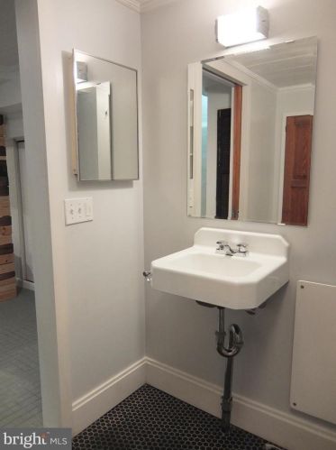 405 Fairmount Ave, Philadelphia PA 19123-2809 exterior