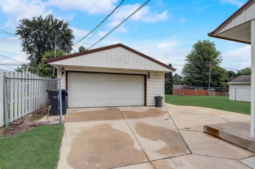 6350 Burdick Ave, Milwaukee WI 53219-4227 exterior