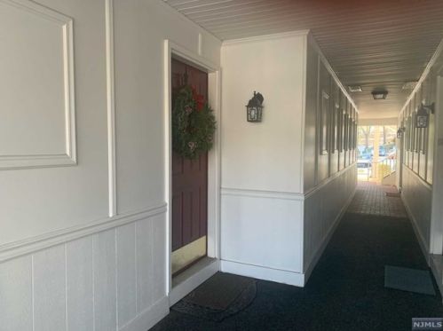 565 Holly Ct, Mahwah NJ  07430-3436 exterior