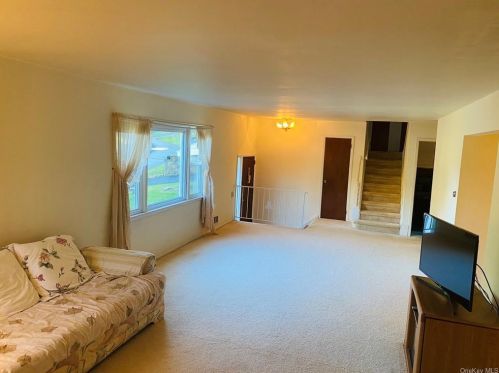 38 Pamela Ln, Valhalla NY 10595-1424 exterior