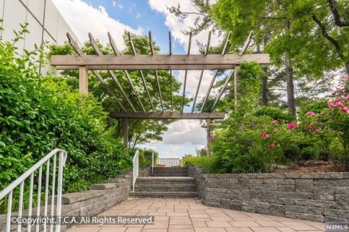 1055 River Rd, Edgewater NJ 07020-1364 exterior