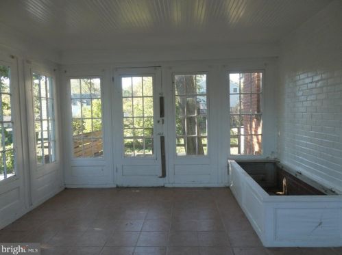 10408 New Hampshire Ave, Silver Spring MD 20905-3918 exterior