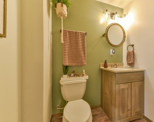 1811 Holmes Ct, Milwaukee WI 53221-3546 exterior