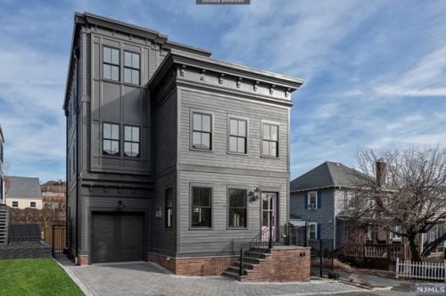 11 Lasher Ln, Edgewater NJ  07020-1403 exterior