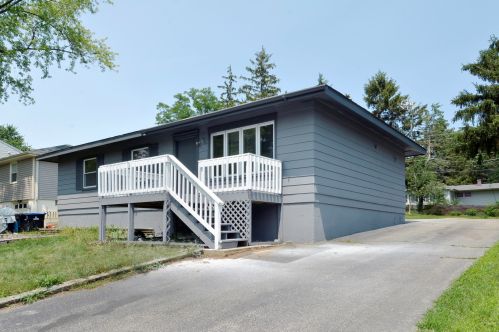 9014 Pine Ave, Bull Valley, IL 60097-8424