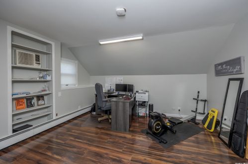 51 Fordham St, Valley Stream NY 11581-3223 exterior