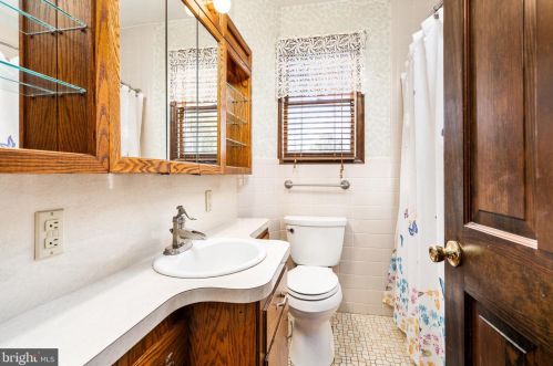 14 Peterson Ave, Edison NJ 08817-3318 exterior