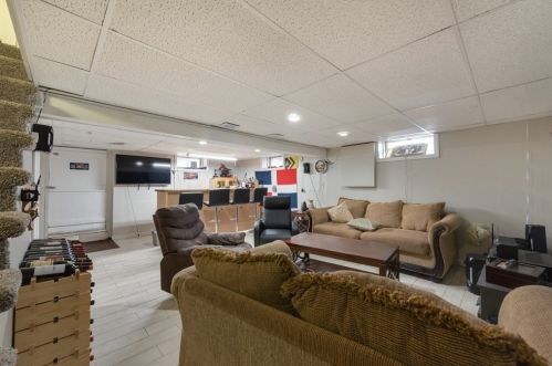 31 Ravenwood St, Springfield MA 01119-2202 exterior