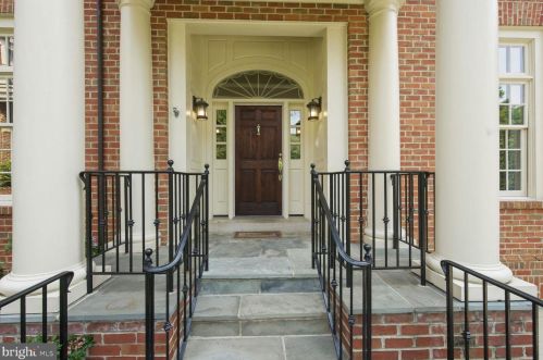 4005 Highwood Ct, Washington, DC 20007-2131