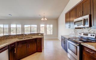 39438 7th St, Phoenix, AZ 85086-7319