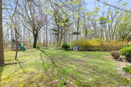 2 Miandra Ct, Huntington Station NY 11746-1116 exterior