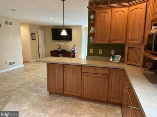 381 Thornhill Dr, Hanover PA  17331-7976 exterior