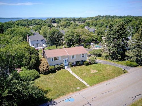 14 Pocahontas Dr, Middletown, RI 02842-4523