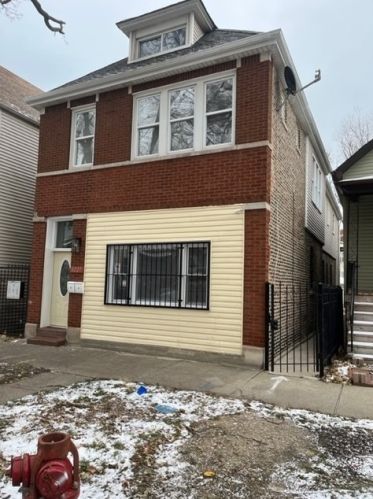 8227 Coles Ave, Chicago, IL 60617-2144