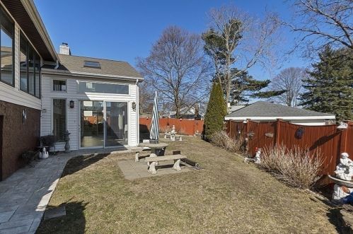 6 Walker Rd, Peabody MA 01960-5421 exterior