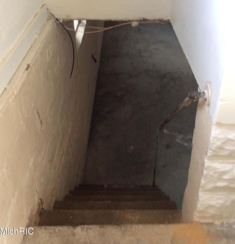 210 Hackley Ave, Meskegon MI 49444-1060 exterior