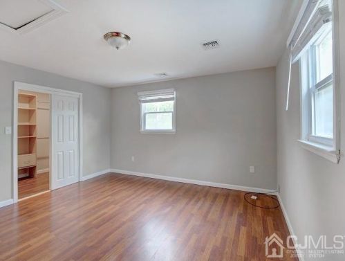 64 Glendale Ave, Edison NJ 08817-5266 exterior