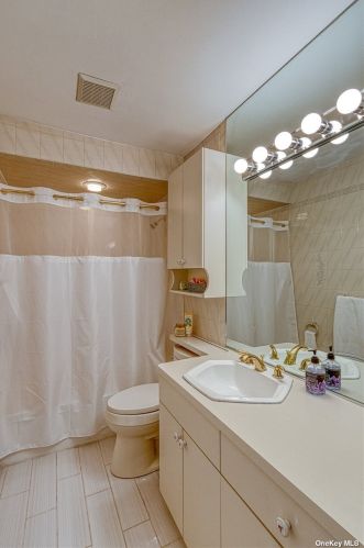 448 8th St, Bohemia NY  11716-1332 exterior