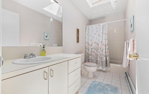 2 Furth Rd, Valley Stream NY 11581-2531 exterior