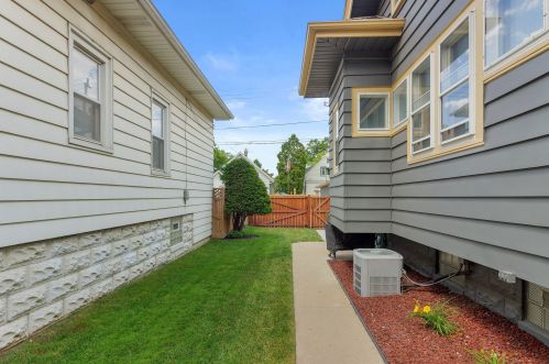 1015 76, Milwaukee WI 53214-3031 exterior